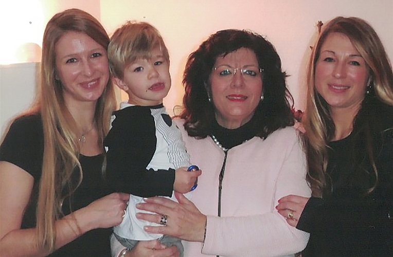 Yvonne Bally trägt ihre Töchter (rechts: Nadia, Jahrgang 1981; links: Daniela, 1987) und ihren Enkel Leo (2014) auf Händen. Familienarchiv)
