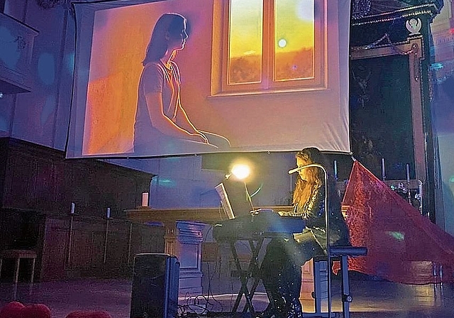 Für einmal eine ganz andere, fast mystische Stimmung in der Eusebiuskirche in Grenchen. Die Erstauflage mit Taylor-Swift-Songs lockte 150 Besuchende in die Kirche.Bilder: zvg