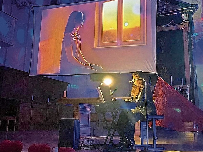 Für einmal eine ganz andere, fast mystische Stimmung in der Eusebiuskirche in Grenchen. Die Erstauflage mit Taylor-Swift-Songs lockte 150 Besuchende in die Kirche.Bilder: zvg Für einmal eine ganz andere, fast mystische Stimmung in der Eusebiuskirche in Grenchen. Die Erstauflage mit Taylor-Swift-Songs lockte 150 Besuchende in die Kirche.Bilder: zvg