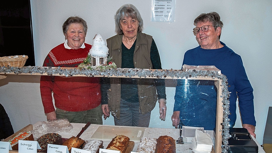 Käthi Schwendimann, Erna Buri und Vreni Schlup (v. l.) betreuen das Café-Stübli der Trachtengruppe.