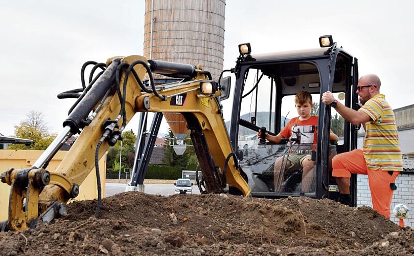Einmal selbst am Steuer eines Baggers sitzen. Im Grenchner Werkhof wurde dieser Traum zur Wirklichkeit. Bild: Daniel Martiny