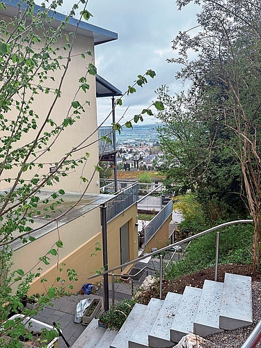 Um die ganze Liegenschaft verläuft ein lauschiger, durch einen Handlauf gesicherter Spazierweg.