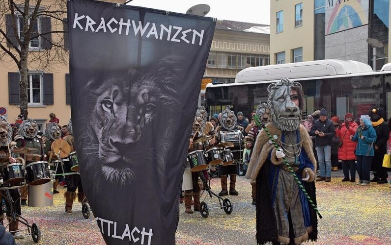 Sie fehlen nie am Grenchner Umzug: die Krachwanzen aus Bettlach in einem schaurig schönen Kostüm.