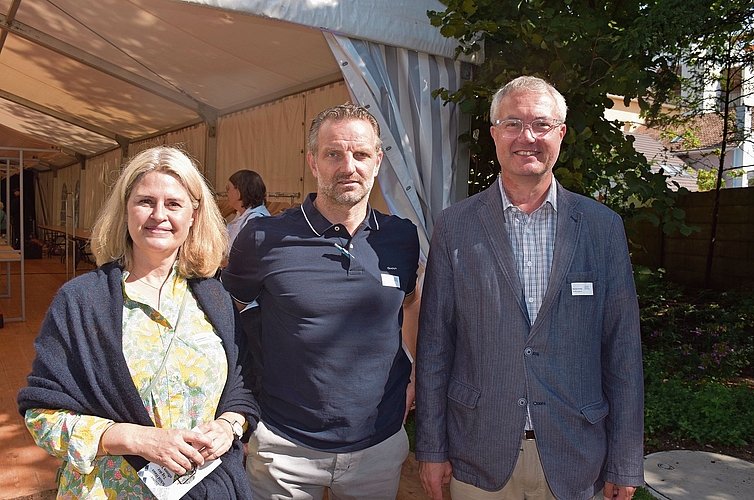 Alt Regierungsrat Remo Ankli (rechts) ist Stiftungsrat der Däster Schild Stiftung. Ganz links Eva Inversini, Geschäftsführerin der Stiftung, und in der Mitte Bauherrenvertreter Reto Mosimann von SSM Architekten Grenchen/Solothurn.