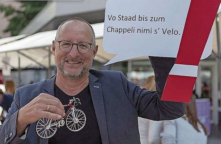 Mike Brotschi von der Projektleitung und Koordination für Standortförderung, Kultur, Sport und Freizeit wirbt ebenfalls für Mobilität: «Vo Staad bis zum Chappeli nimi 
