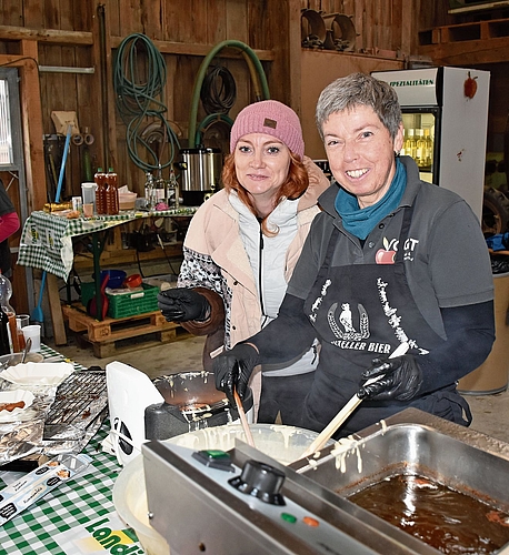 Sie backen die feinen Apfelküchlein, für die die Vogt-Hof-Besucher gerne Schlange stehen: Olivia Mathys (links) und Maya Bieri. Sie backen die feinen Apfelküchlein, für die die Vogt-Hof-Besucher gerne Schlange stehen: Olivia Mathys (links) und Maya Bieri.