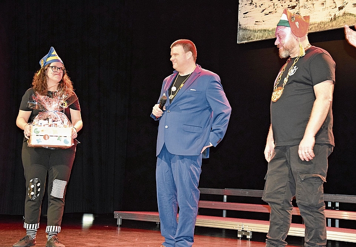 «Wisi» Wisard wird von Kim Lüthy und Copain Christen geehrt.