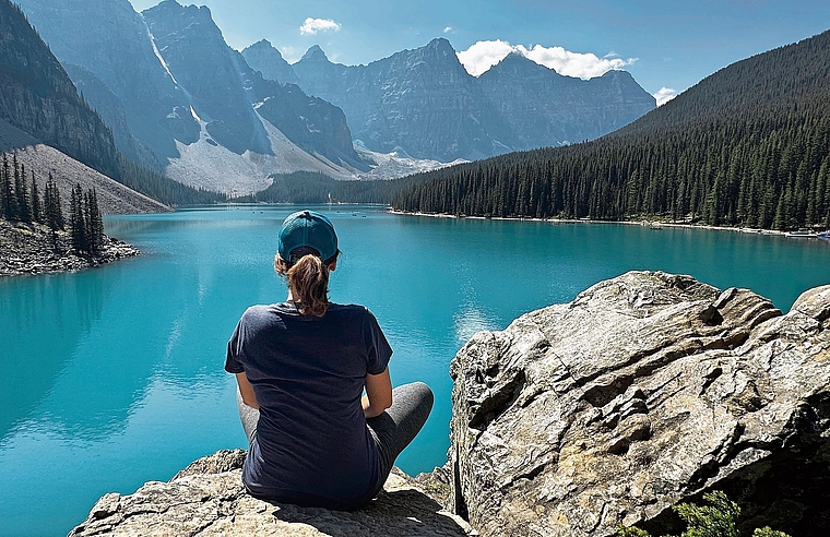 Adriana Palermo versonnen und mit Weitblick am Lake Moraine im kanadischen British Columbia. Bild: Privatarchiv