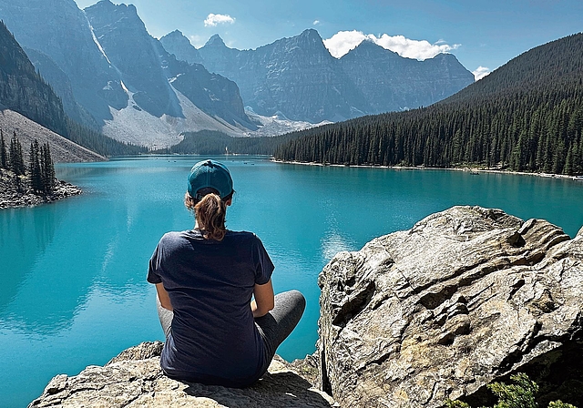 Adriana Palermo versonnen und mit Weitblick am Lake Moraine im kanadischen British Columbia. Bild: Privatarchiv