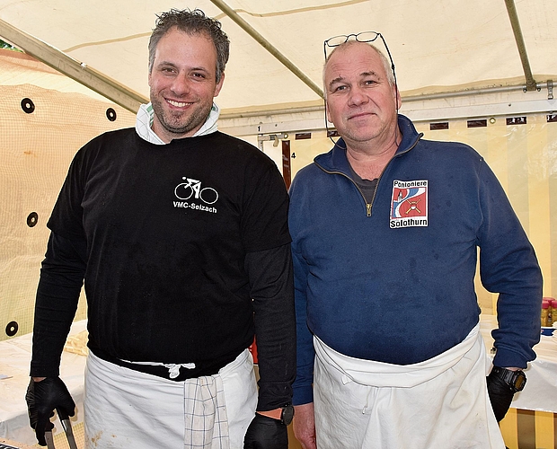 Die beiden Grilleure am Samstag: Marin Flückiger (links) und Pädu Kunz. Die beiden Grilleure am Samstag: Marin Flückiger (links) und Pädu Kunz.