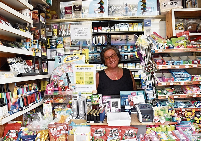 Edith Schnider in ihrem Kiosk am Grenchner Marktplatz: Was hier alles im zehn Quadratmeter kleinen Kiosk und in der Aussenfläche Platz hat, ist buchstäblich ein Panoptikum von unzähligen Teilen, die täglich ihren Absatz finden. Bilder: Joseph Wei