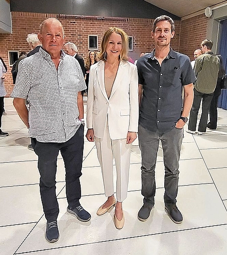 Stadtpräsidentin Susanne Sahli (Mitte) begrüsste am Galaabend Gäste von der Partnergemeinde Unterschächen mit André Bissig (links) und Marino Arnold. 