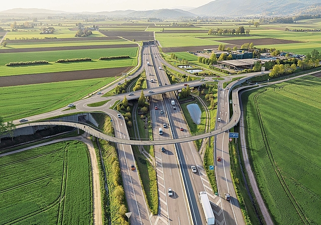 Eine Bildanimation zeigt eindrucksvoll auf, wie die Ein- und Ausfahrt von und zur A5 ab 2032 aussehen würde, wenn mit dem Bau 2029 begonnen werden kann.Bild: Astra