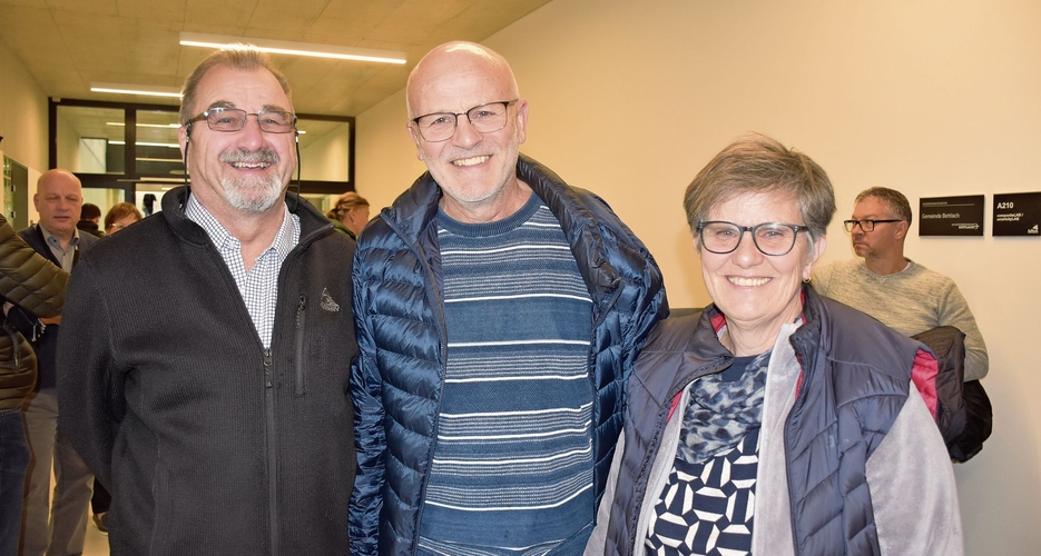 Christian Schlup (links) war Mitglied des SWG-Verwaltungsrats, als die Idee des Campus Technik ins Rollen kam. Rechts Besucher aus Selzach: Erich und Marlies Dubach. 