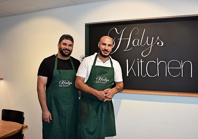 Hasan (rechts) und sein Bruder Ali führen in Grenchen ein neues Restaurant mit frischen, hausgemachten Speisen. Bild: Joseph Weibel
