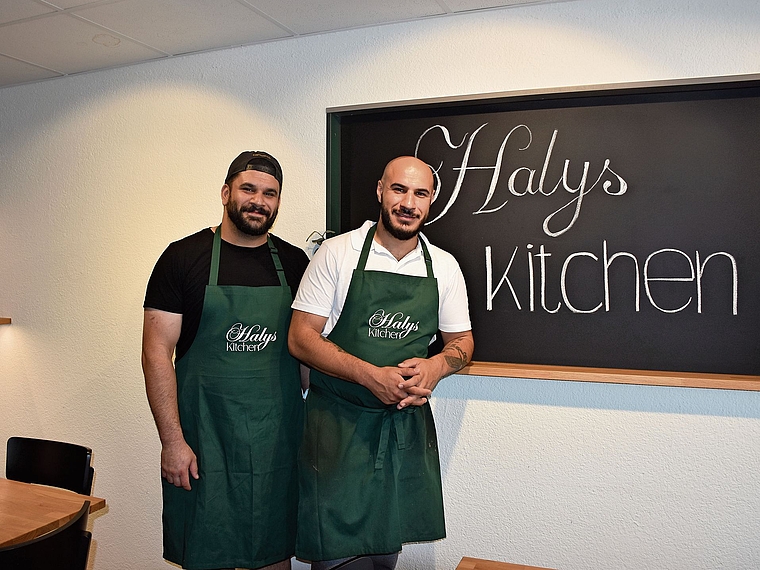 Hasan (rechts) und sein Bruder Ali führen in Grenchen ein neues Restaurant mit frischen, hausgemachten Speisen. Bild: Joseph Weibel