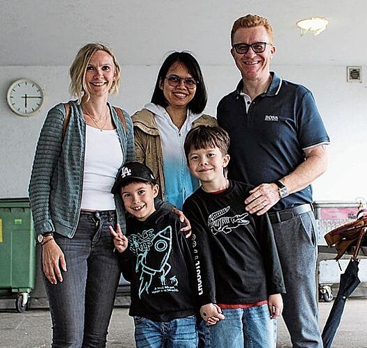 Zwei glückliche Familien: Tanja Ast mit ihrem Sohn Romeo, Sansanee Saldin, Patrick Saldin und ihr Sohn Benjamin.