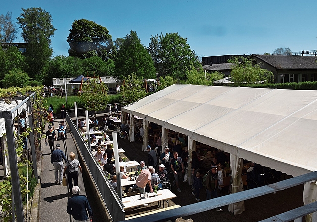Blick auf Festzelt und Gelände der Stiftung Rodania. Um die Mittagszeit herrschte am Samstag schon reger Betrieb. 