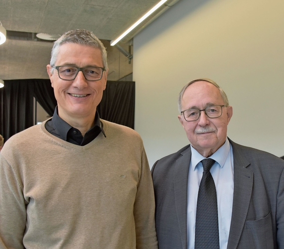 Alt Bundesrat Samuel Schmid ist Präsident des Patronatskomitees Campus Technik und das Gesicht der Herzblut-Kampagne für den Campus. Er zeigt sichh mit Enzo Armellino (links), Geschäftsführer Swissmechanic und Projektleiter Campus Technik auf dem Bild.