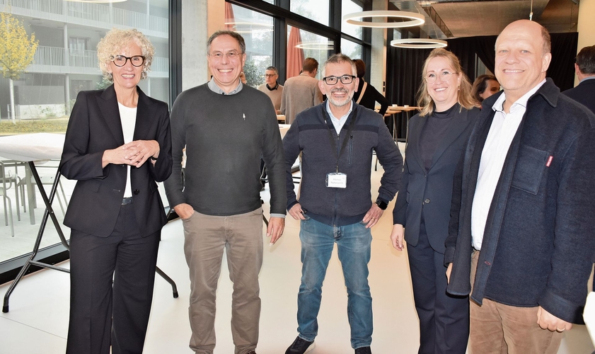 Ein glücklicher Campus-Direktor Michael Benker (Zweiter von links), flankiert (von links) von Susanne Schwarz (H+S Knigge, Bern), Michel Rüfenacht (hftm), Linda Hunziker (H+S Knigge) und Kurt Munter (hftm).