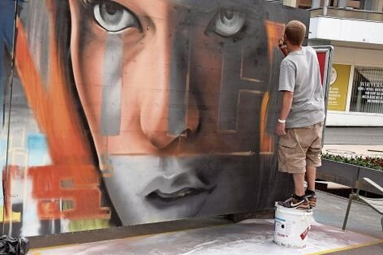 G-Town Graffiti goes Kulturnacht: Neun regionale Künstler gestalten auf dem Zytplatz ihre Stellwände. Diese kann man weiterhin bestaunen.