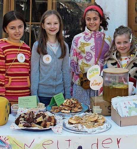 Die junge Generation setzt sich für die Umwelt ein! Die Bienenschützerinnen waren sehr stolz auf ihren Stand und freuten sich über die vielen Besucher (von links): Emilie, Malila, Leïla und Greta.