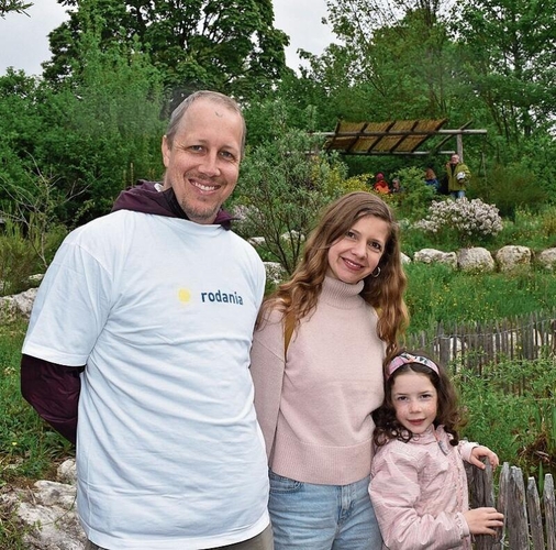Wir haben sie im lauschigen Naturgarten entdeckt (links): Stefan und Rahel Oppliger mit Maleia.
