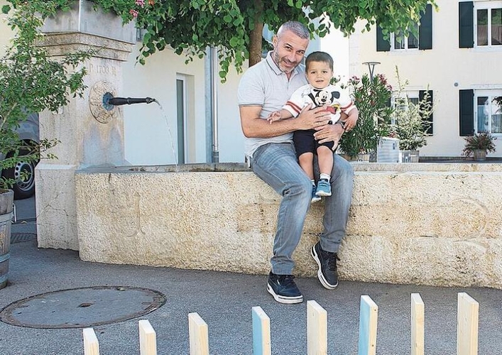 Gianluca und sein Sohn Alessio mit dem selbst gebauten Riesendomino.