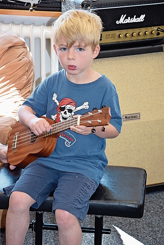 Das passt: Der junge Mann mit seiner Gitarre.