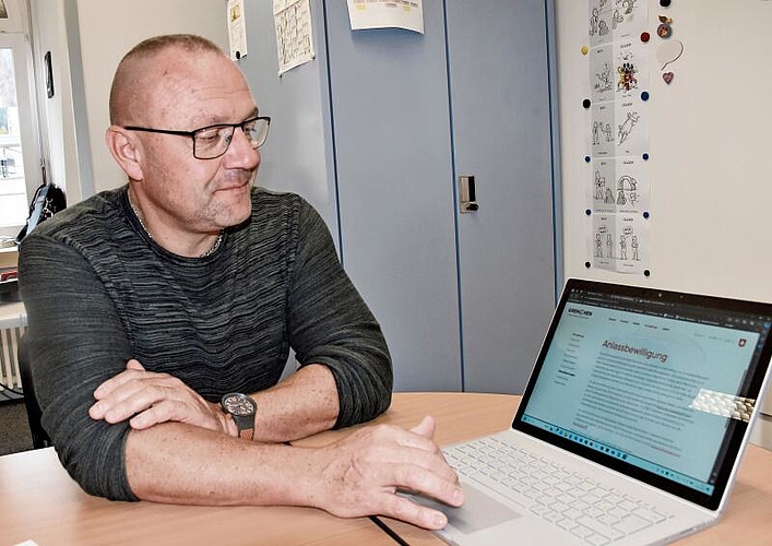 Daniel Polling zeigt auf der Website der Stadt Grenchen, wo man die nötigen Formulare für das Gesuch eines Anlasses findet.