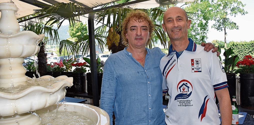 Bocciahalle-Wirt Lois (links) mit der Schweizer Nummer 1 im Bocciasport, Rodolfo Peschiera (Mitglied des Klubs San Gottardo). Bocciahalle-Wirt Lois (links) mit der Schweizer Nummer 1 im Bocciasport, Rodolfo Peschiera (Mitglied des Klubs San Gottardo).