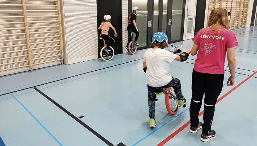 Aller Anfang ist schwer – auch beim Einradfahren. Im Rahmen des Lengnauer Ferienpasses konnten Kinder aktiv etwas Einrad-Luft schnuppern.