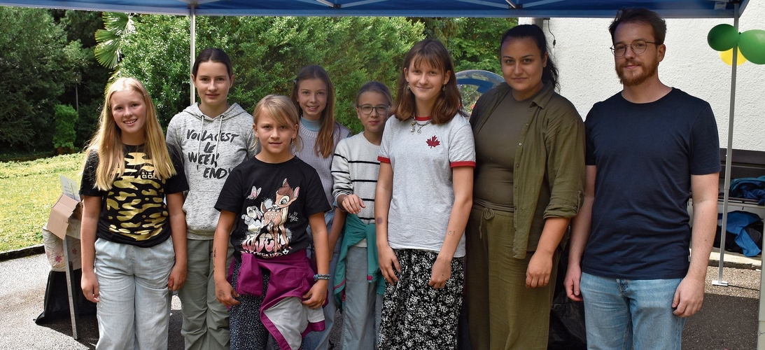 Die jungen Damen und Herren repräsentieren das Jugendwerk Pieterlen und verkaufen im «Kinderparadies» Zuckerwatte (von links): Noelina, Noémie, Lina, Noémie, Enie, Améline, Ornella Cataldi und Simon Bieri.