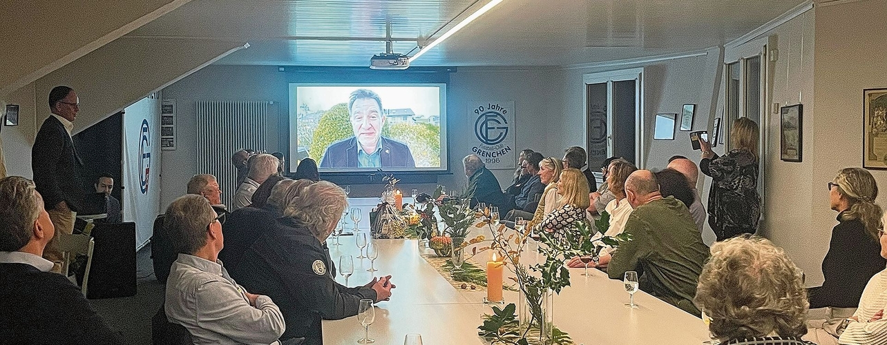 Der Lengnauer Sportkommentator Sascha Ruefer gratuliert dem neuen «Chappeli-Tüfel» mit einer Video-Botschaft. Der Lengnauer Sportkommentator Sascha Ruefer gratuliert dem neuen «Chappeli-Tüfel» mit einer Video-Botschaft.