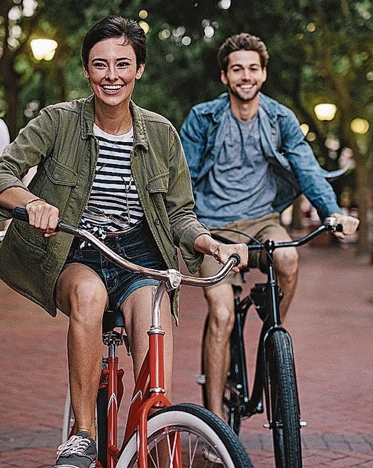 Radeln in der Stadt ist schneller und unkomplizierter. Mit dem vor drei Jahren beschlossenen Veloweggesetz sollen Radwege noch direkter und sicherer werden.Bild: Shutterstock