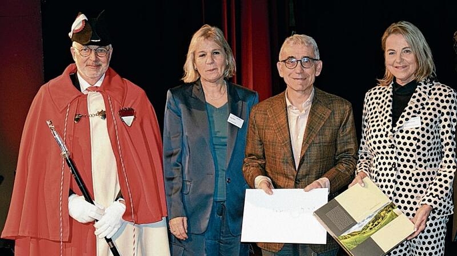 Kunstpreis-Gewinner Franco Supino, umrahmt von Frau Landammann Birgit Wyss (links) und Laudatorin Marianne Hertner.