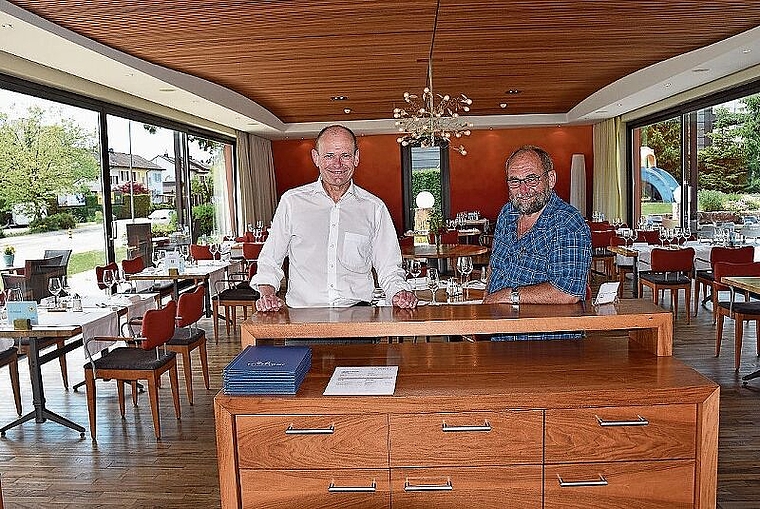 Kuno (links) und Alban Walker im grosszügig gestalteten Wintergarten des «Urs & Viktor». Sie freuen sich, dass sie endlich wieder richtig arbeiten dürfen.