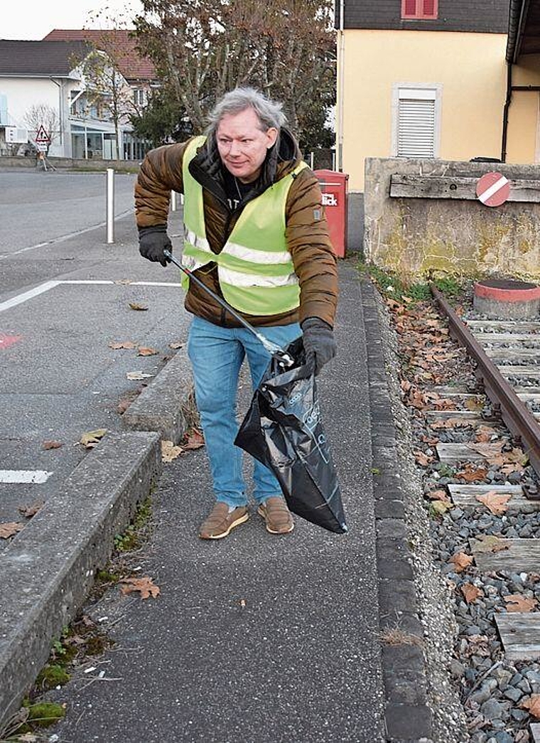 Beat Schnüriger fokussiert sich an den Strassenrändern am Bahnhof auf Kleinabfälle. Bild: Joseph Weibel