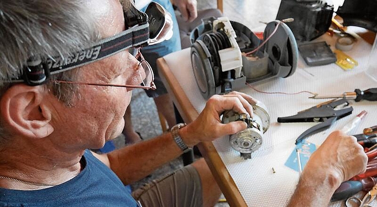 Gewusst wie. Mechanikerprofis zeigen am kommenden Samstag im Parktheater Grenchen, wie man allenfalls ein tot geglaubtes Gerät wieder «zum Leben erwecken» kann. Foto: zvg.