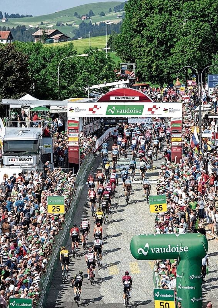 Eine Zieleinfahrt an der Tour de Suisse aus der Vogelperspektive betrachtet. Der Höhepunkt jeder Etappe: Die Zieleinfahrt der Cracks.Fotos: Sam Buchli