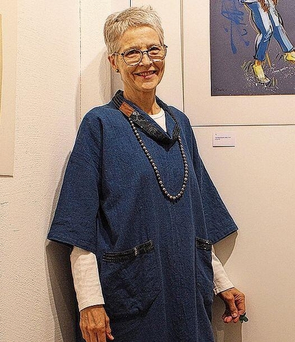 Künstlerin Judith Künzle freut sich über die vielen Besucherinnen und Besucher an der Vernissage.