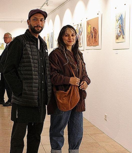 Lukas und Sarai fühlen sich in der Umgebung des Adamhauses wohl.