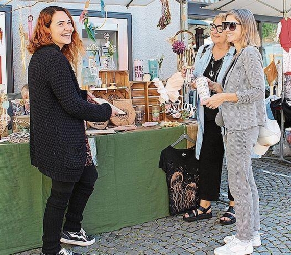 Dominique Gribi (links) zeigt Renate (hinten) und Marlene (vorne rechts) ihre Kunsthandwerksprodukte.