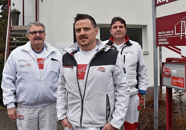 Christian Lanz (vorne) übernimmt die Geschäftsführung des Betriebs Walter Lanz AG am 1. Juni 2026. Hinten (links): Urs und Markus Lanz, dritte Generation und aktuelle Geschäftsführer. Bild: Joseph Weibel