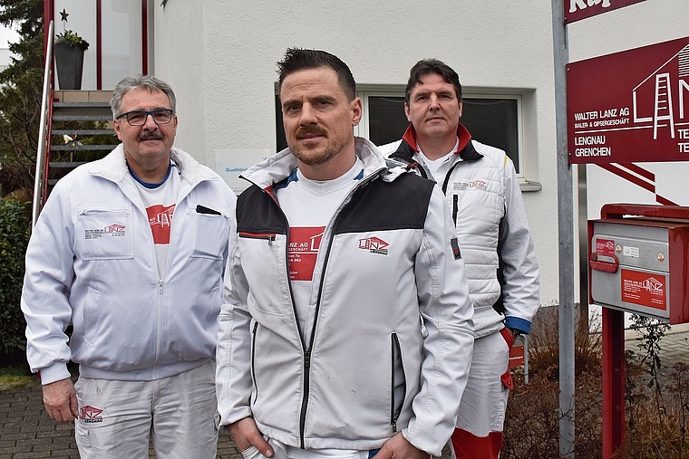 Christian Lanz (vorne) übernimmt die Geschäftsführung des Betriebs Walter Lanz AG am 1. Juni 2026. Hinten (links): Urs und Markus Lanz, dritte Generation und aktuelle Geschäftsführer. Bild: Joseph Weibel