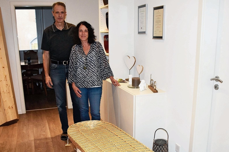 Nathalie Siemoneit und Bruno Wüthrich stehen vor einem besonderen Sargmodell, das aus Weiden gefertigt ist. Kommenden Freitag, 7. November 2025, öffnen sie erstmals ihre Türen für einen ungezwungenen Informationsaustausch. Bild: Joseph Weibel