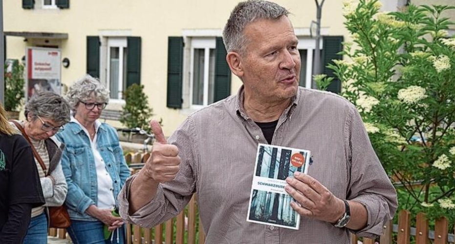 Christof Gasser schenkte der Gemeinde seinen neusten Roman, um den Bücherschrank zu füllen.