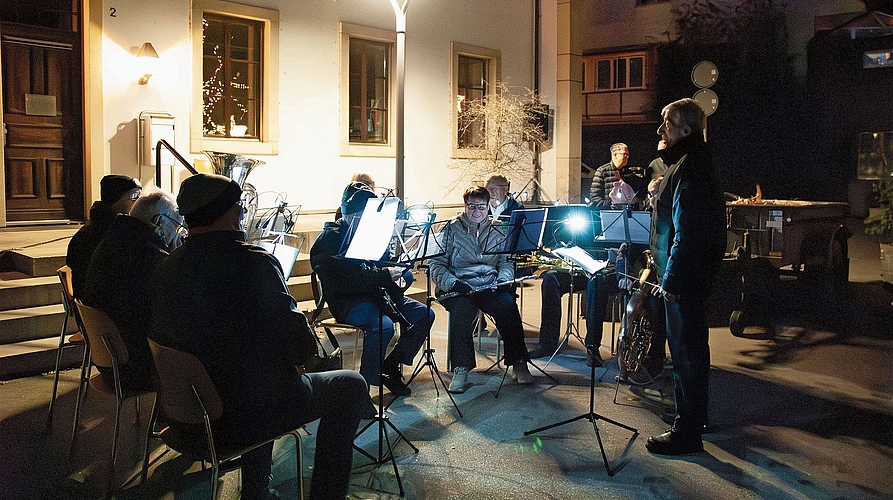 Die Musikgesellschaft Lengnau lässt weihnächtliche Klänge über den Brunnenplatz erklingen.