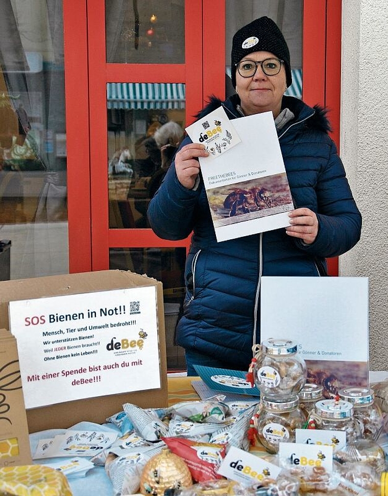 Vera Bleuer mit ihrem «deBee»-Stand am Grenchner Monatsmarkt.