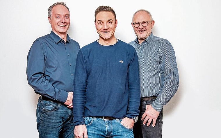 Drei Firmen spenden je 1000 Franken für drei Institutionen. Stellvertretend für die Unternehmen stehen (von links): Gruppenleiter Christian Glutz, Daniel Kocher und Peter Tabone. Foto: zvg
